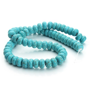 Close-up van platte turquoise kralen met natuurlijke textuur voor DIY sieraden maken