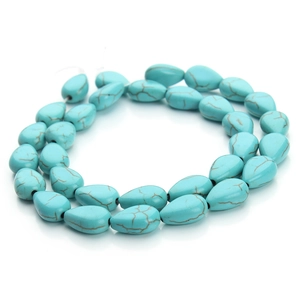 Macro-detail van druppelvormige turquoise kralen met bruine matrix voor DIY-sieraden