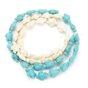 Detailopname van schildpadvormige turquoise kralen voor DIY-sieraden en armbanden