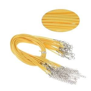 Detalle del cordón de collar encerado amarillo con cierre de langosta y extensión