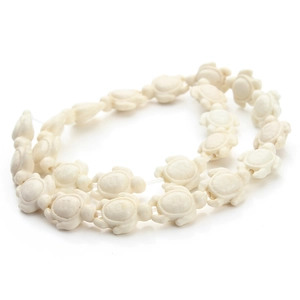 Detail van witte turquoise schildpadkralen voor doe-het-zelf armband en sieraden maken