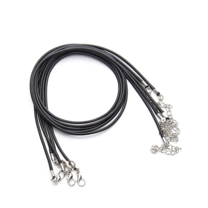Detalle de cordones encerados negros con cierres de langosta plateados y cadenas de extensión DIY