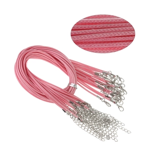 Detalle del cordón rosa encerado para collar con cierre de langosta y cadena extensible