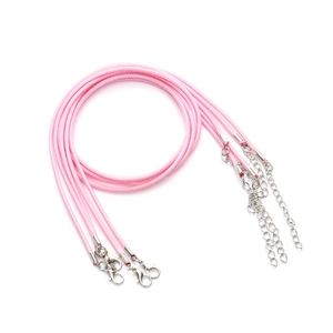 Detalle macro de collares de cordón de cera rosa con cierres de langosta y cadenas de extensión