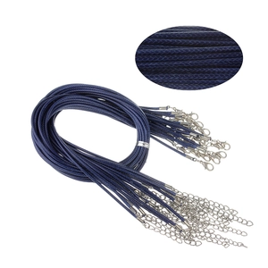 Vista macro de la textura fina de los cordones trenzados azul oscuro con cierre de langosta