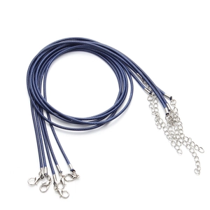 Detalle de collares de cordón encerado azul oscuro con cierres de langosta plateados y extensión
