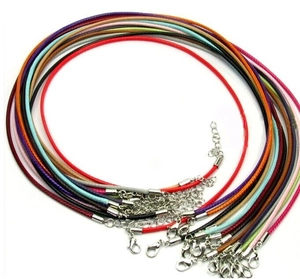 Detalle de collares de cordón de cera de colores con cierres de langosta y cadenas de extensión