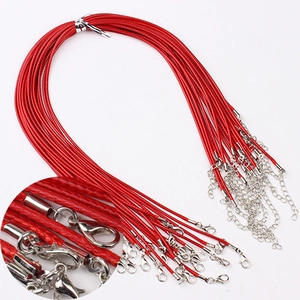Detalle de collares de cordón encerado rojo con cierres de langosta y cadenas de extensión