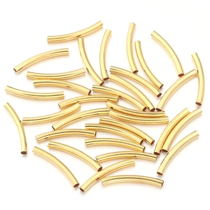 Detalle de cuentas curvadas de cobre chapado en oro para diseño de joyas y pulseras DIY