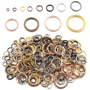 Sortierte DIY Biegeringe in verschiedenen Größen und Metallfarben auf weißem Hintergrund