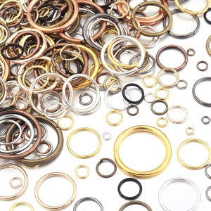 Sortierte Biegeringe in verschiedenen Größen und Metallfarben für DIY-Schmuckherstellung