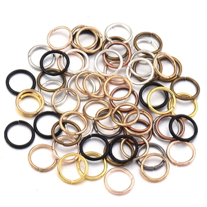 Sortierte bunte Biegeringe aus Metall für DIY-Schmuckherstellung und Bastelzubehör