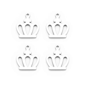 Detail von vier silbernen Edelstahl-Kronenanhängern für DIY-Schmuck mit Aufhängeschlaufe