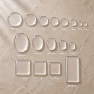 Makroaufnahme verschiedener Glas-Cabochons in runden und quadratischen Formen für DIY