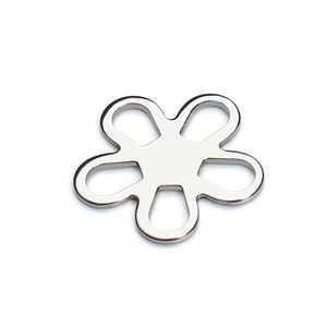Nahaufnahme von poliertem Edelstahl-Anhänger in Blumenform mit hohlgearbeitetem Design