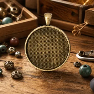 Makroansicht von Bronze-DIY-Anhängerplatten mit Gittertextur und Ösen für Schmuck