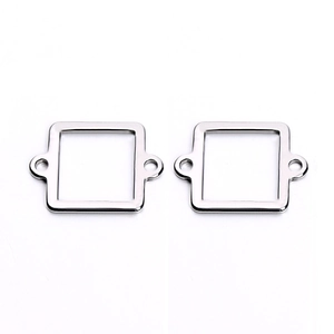 Nahaufnahme polierter Edelstahl-Quadratverbinder mit Seitenschlaufen für DIY-Schmuck