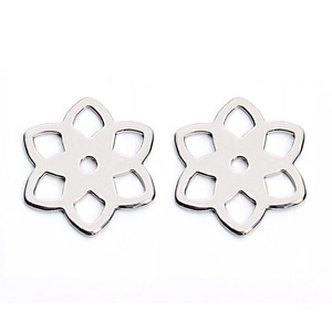 Detailansicht von zwei gespiegelten hohlen Blumenanhängern aus Edelstahl für DIY-Schmuck
