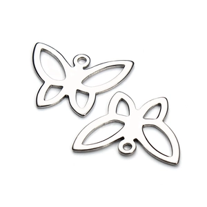 Nahaufnahme von polierten Schmetterlingsanhängern aus Edelstahl für DIY-Schmuck
