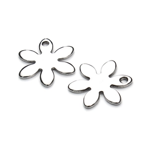 Detailansicht von zwei silbernen Edelstahl-Blumenanhängern für DIY-Schmuckherstellung