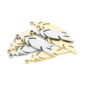 Detailansicht gemischter Gold- und Silber-Edelstahlfedern für die DIY-Schmuckherstellung