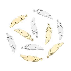 Detailansicht der Federanhänger in Gold und Silber mit glatter Spiegeloberfläche