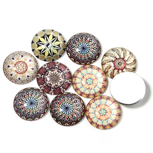 Detailansicht runder Glas-Cabochons mit bunten Mandala-Mustern für DIY-Schmuckdesign
