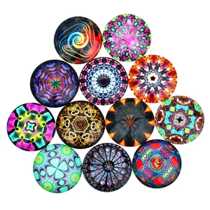 Detailansicht gemischter Mandala- und Tiermuster-Glascabochons für DIY-Schmuckherstellung