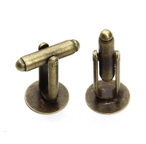 Macro-opname van bronzen manchetknoppen met T-sluiting en een geborstelde metalen afwerking