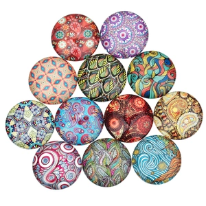 Makroaufnahme von Glas-Cabochons mit bunten böhmischen und Mandala-Mustern für DIY