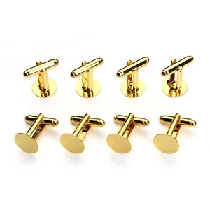 Detailoverzicht van acht gouden manchetknopen met ronde platte basis voor DIY-sieraden