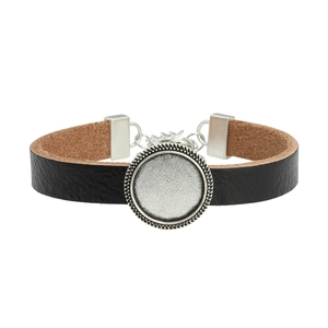 Detailansicht der schwarzen Lederarmbandbasis mit verzierten Silberfassungen
