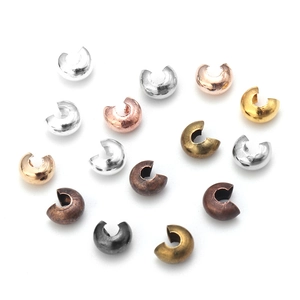 Makroansicht von gemischten Metall-Crimp-Abdeckungen in Silber Gold und Bronze DIY