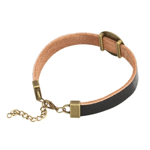 Detail eines Vintage-Punk-Lederhalsbandes mit Bronzeschnalle und doppellagiger Textur