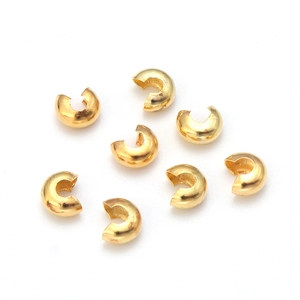 Makroaufnahme von 8 goldenen Quetschperlen-Abdeckungen für DIY-Schmuckherstellung Zubehör
