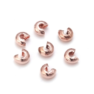 Makroansicht roségoldener DIY-Quetschperlen-Abdeckungen in C-Form für Schmuckherstellung