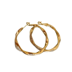 Elegante goldene gewellte Creolen mit funkelnden mikrogefassten klaren Steinen für Damen