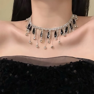 Elegante Choker-Halskette mit Strass-Fransen und schwarzen Tropfensteinen in Detailansicht