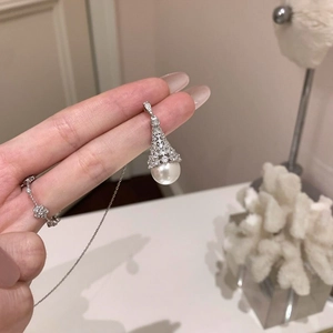 Élégant collier avec pendentif en forme d'éventail en zircon et perle blanche ronde