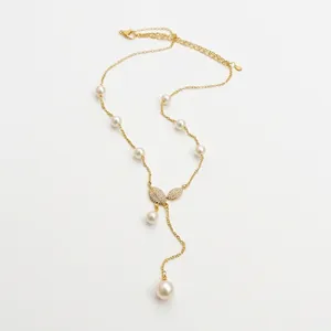 Élégant collier feuille plaqué or 18k avec perles blanches et zircons scintillants