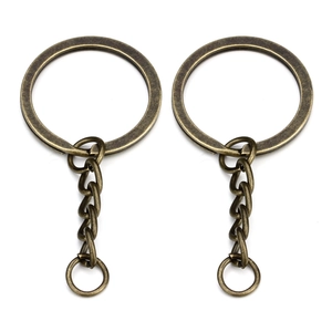 Vista plana de llaveros de bronce antiguo con cadena para accesorios de joyería DIY