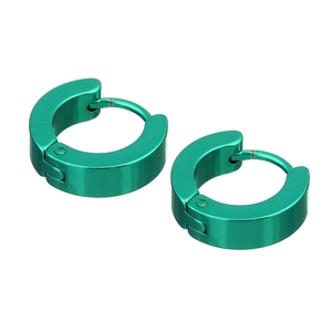 Dettaglio degli orecchini huggie in acciaio inossidabile verde smeraldo con cerniera