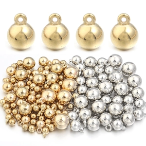Détail de pendentifs ronds en or et argent de tailles variées avec anneaux