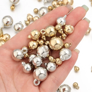 Détails macro de breloques en perles rondes dorées et argentées pour bijoux DIY