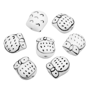 Vue détaillée de perles de chouette en céramique peintes à la main pour bijoux DIY