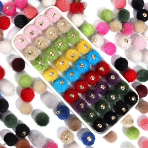 Kleurrijke faux bont pompon bedeltjes met gouden metalen ringen voor DIY sieraden