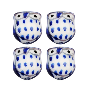 Vue détaillée de quatre perles chouettes en céramique peintes à la main pour bijoux DIY