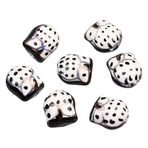 Vue macro de 6 perles en céramique en forme de hibou avec pois noirs et détails violets