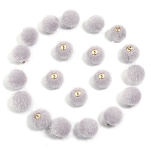 Pompons van imitatiebont in grijs-paars met gouden ringen voor DIY oorbellen maken