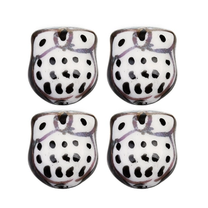 Détail de quatre perles chouettes en céramique peintes à la main pour bijoux DIY